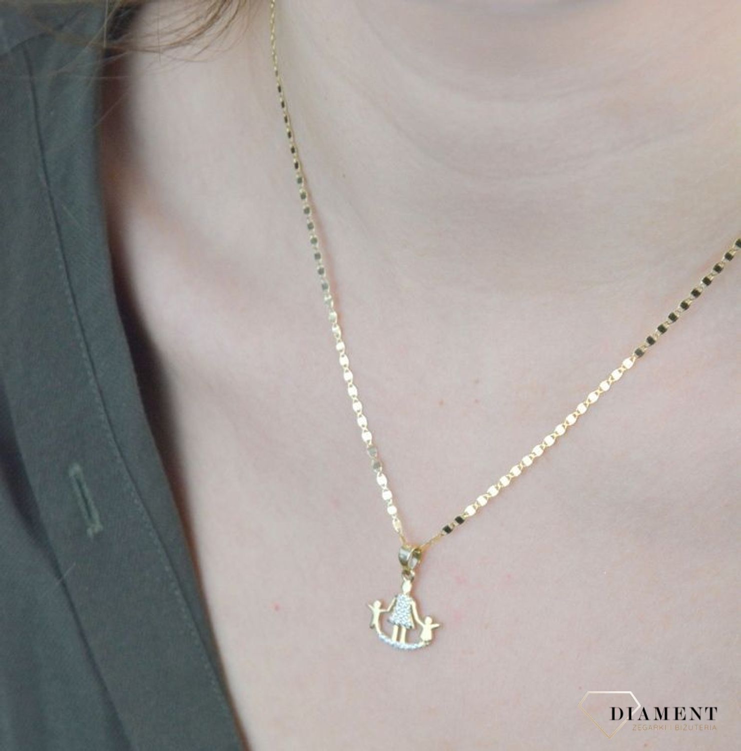 Złota zawieszka 585 mama z dzieckiem w cyrkoniach ZA 7147.  Złota zawieszka może zostać podarowana młodej mamie. Świetny pomysł na prezent. Waga zawieszki wynosi około 1,18 gram. Idealna zawieszka na prezent.jpg